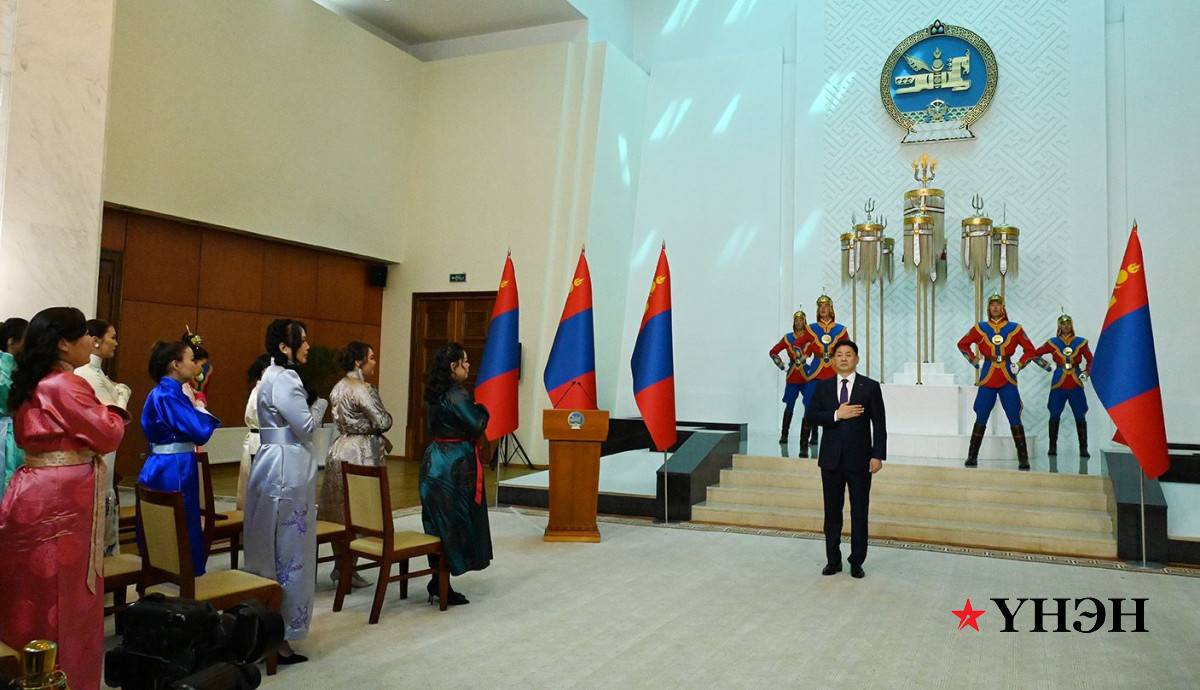 Ерөнхийлөгч У.Хүрэлсүх ээжүүдэд Алдарт эхийн одон гардууллаа